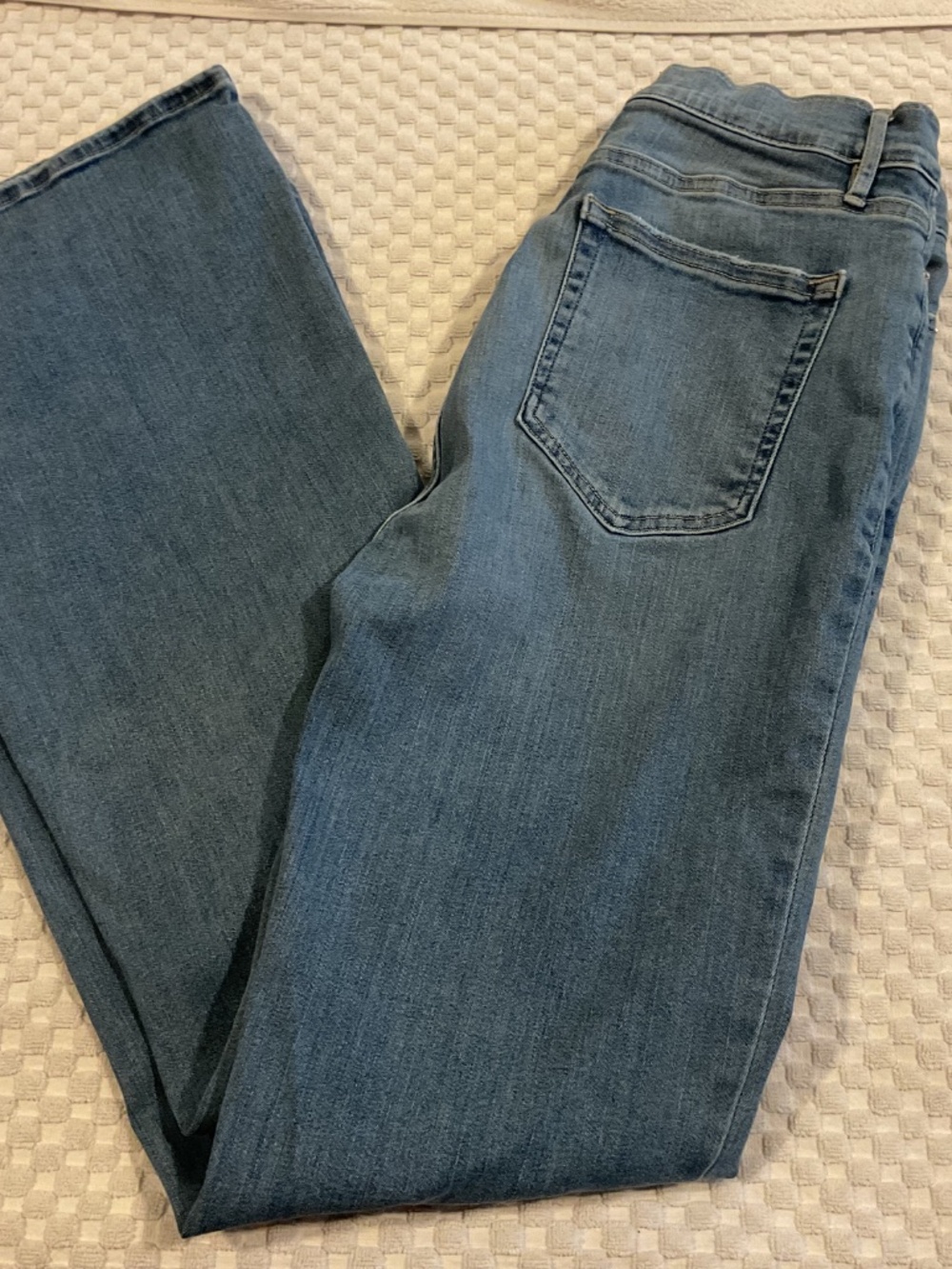 Frame Le Easy Flare Women’s Size 30 Light Wash Denim Jeans.